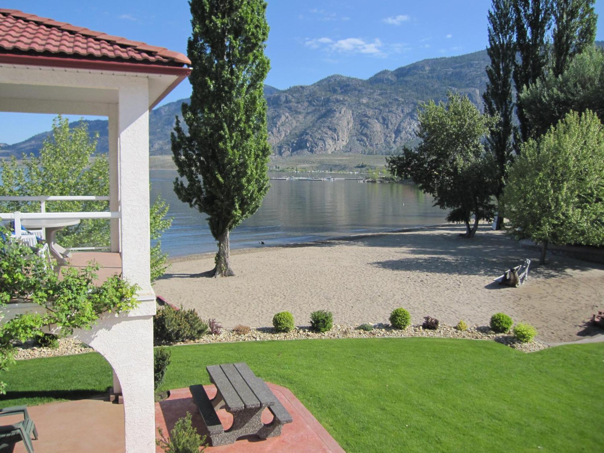 Sandy Beach Suites Осойос Екстериор снимка
