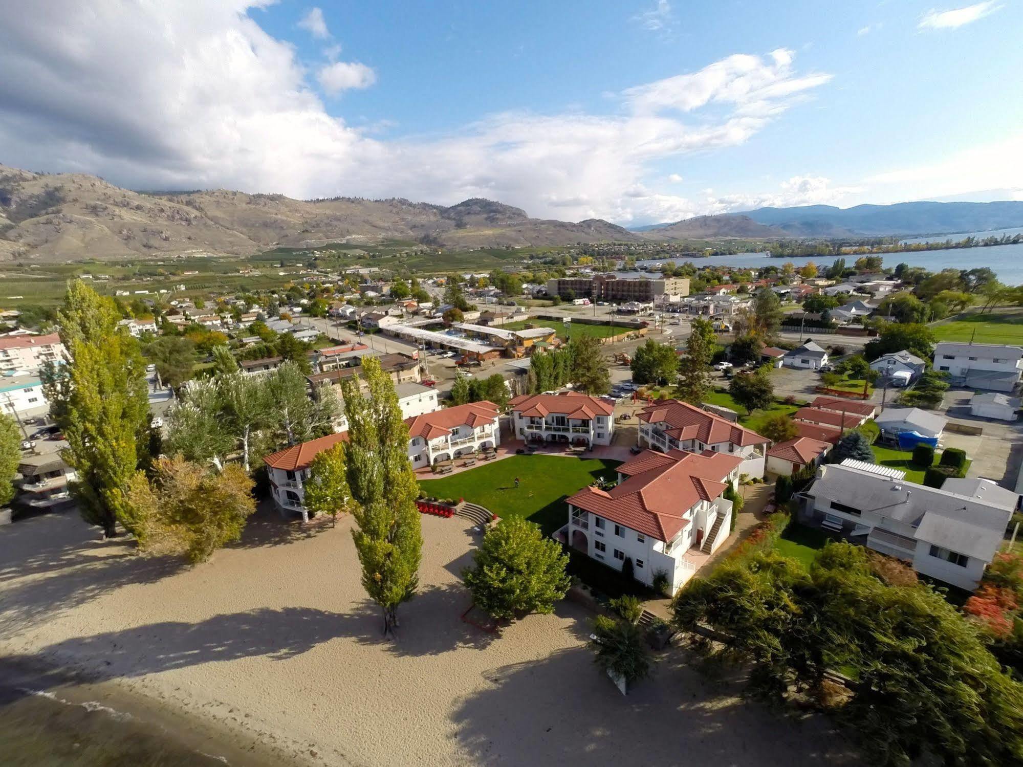 Sandy Beach Suites Осойос Екстериор снимка